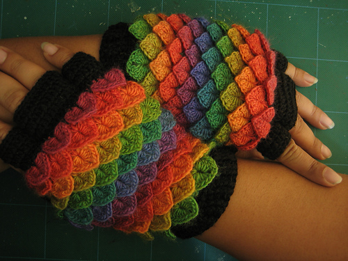 Crocodile Stitch "Dragonscale Fluffy Gloves"