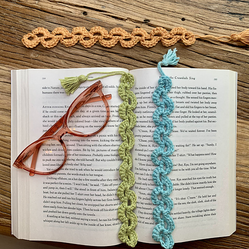 The Sweet Scalloped Bookmark