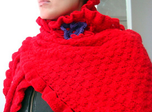 Shawl with crochet edges and 2-layer flower brooch