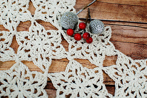 Snowflake Table Runner