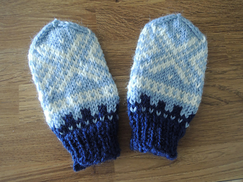 Baby mittens with Marius pattern