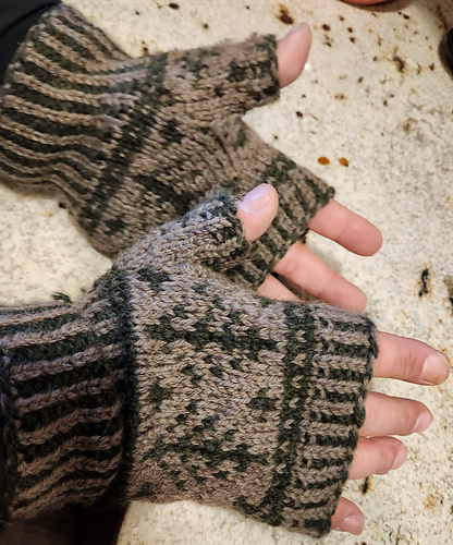 XL Men's Trees & Snow Fingerless Mittens