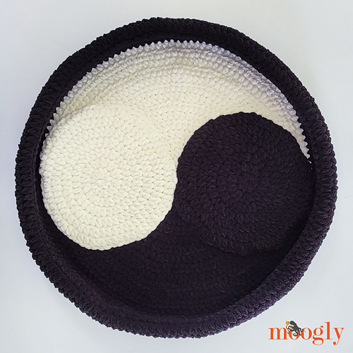Yin-Yang Cat Bed