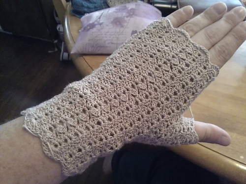 Gusset addition to crocheted gloves