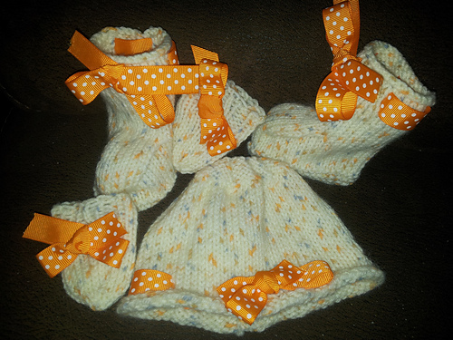 Newborn gift set of hat, mittens and booties