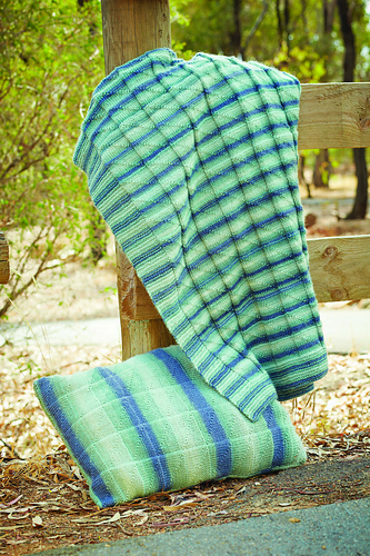 PT 8335 Throw & Cushion