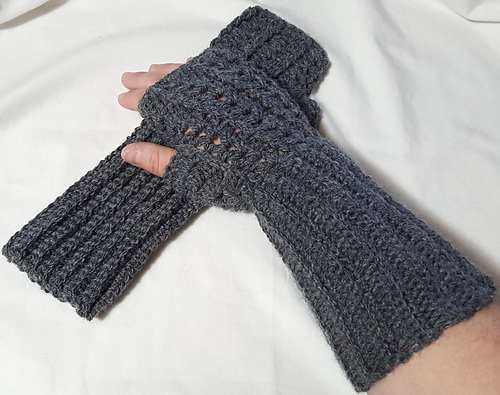 Slanting Shells Fingerless Gloves