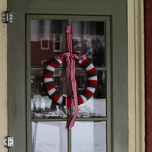 Cozy: a knitted wreath