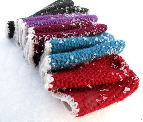 Snowy mittens by Kaja