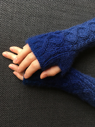 Fingerless Cable Mitts