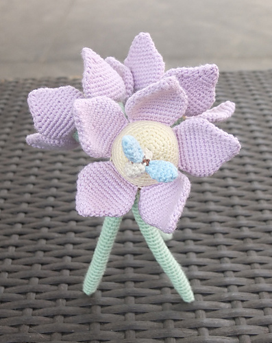 Flower with bee Amigurumi