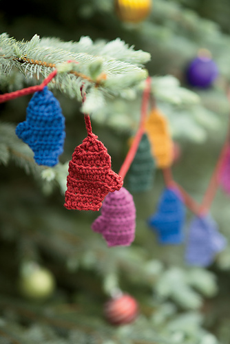 Quick Mini Mitten Garland
