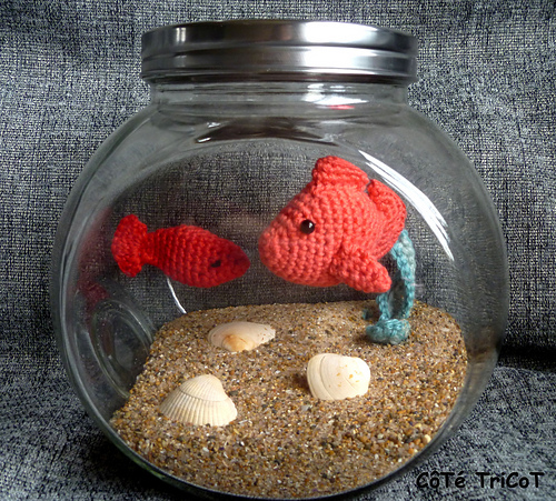 Les petits poissons dans l'eau