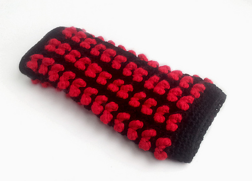 Queen of hearts crocheted fingerless gloves