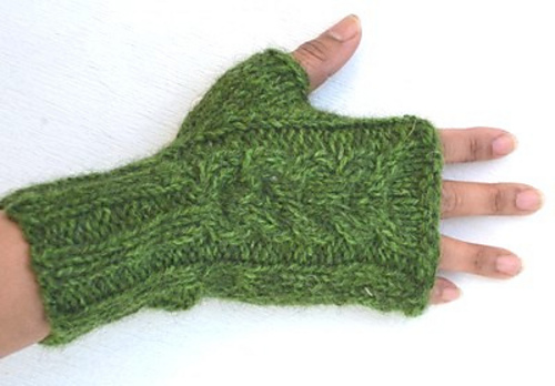 Fingerless gloves with cable/Halvvantar med fläta