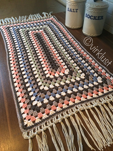 Helga table runner