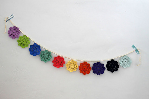 Ranke med små blomster-doilies