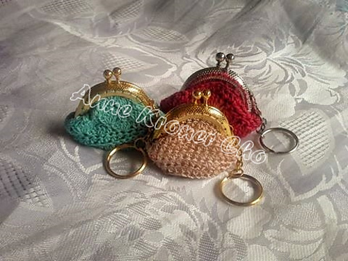 Grandmom's vintage coin purse Shell stitch