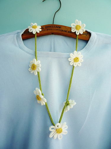 DAISY CHAIN NECKLACE