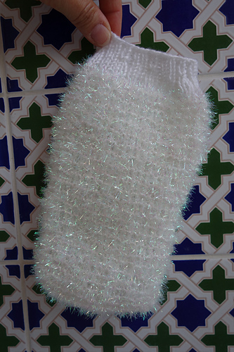 Exfoliating loofah glove
