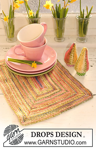 0-627 Easter placemat and egg warmer