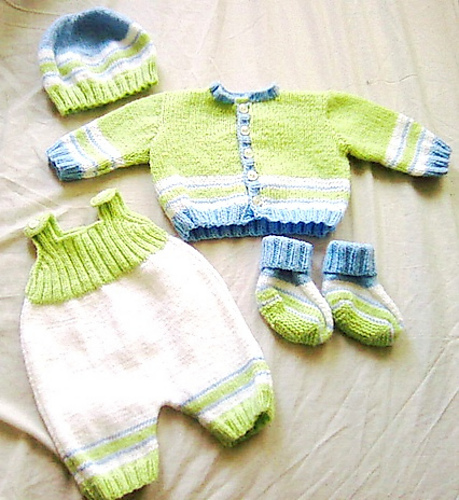 807 - Combishort, brassiere, bonnet et chaussons