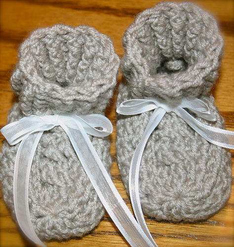 Newborn Cable Stitch Booties