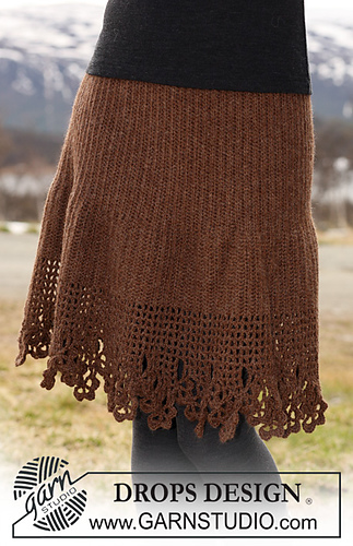 115-40 Skirt with lace border along bottom edge
