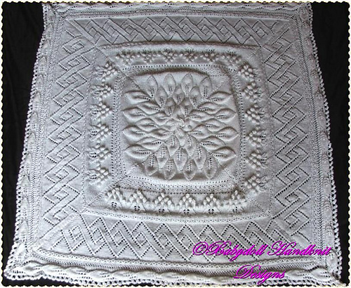 Four triangle shawl with lacy edging