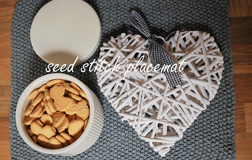 Seed stitch placemat