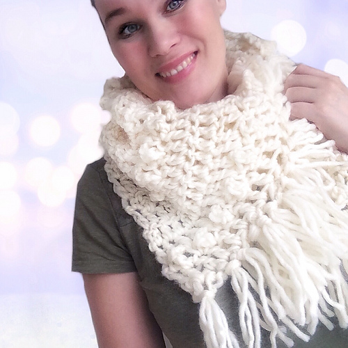 Scarf with bubbles and fringes