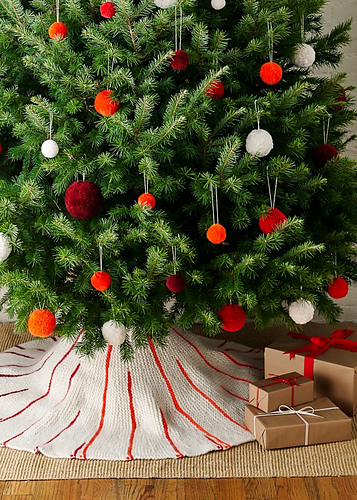 Knit Around Tree Skirt